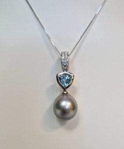 Bron hanger - witgoud - 14 krt - Tahiti parel - diamant - blauwe topaas - sale juwelier Verlinden St. Hubert - van €2270,= voor €1395,=