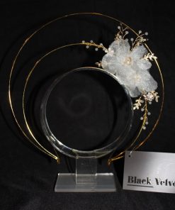 gouden halo met bloemen, blaadjes en parels