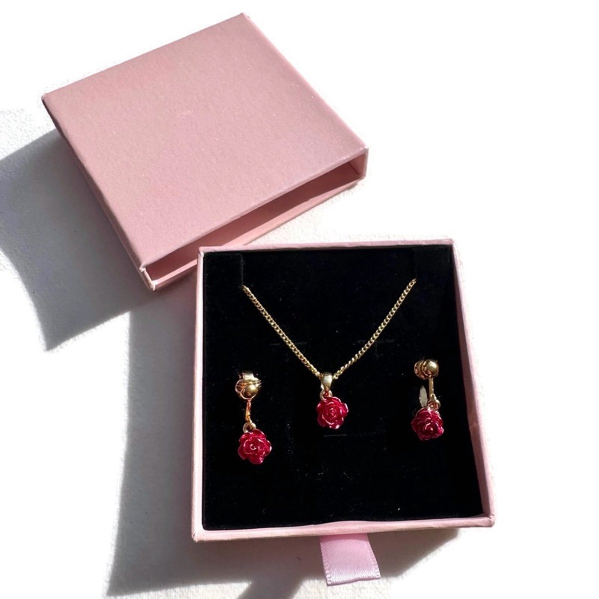 MNQ bijoux | Clip Oorbellen - Set - Oorclips met Ketting - Roosjes - Goud plated - Rood - Hangoorbellen - MNQ bijoux | Koop bij 14Karaats.nl MNQ bijoux | Clip Oorbellen - Set - Oorclips met Ketting - Roosjes - Goud plated - Rood - Hangoorbellen - MNQ bijoux | Nu te koop bij 14Karaats.nl | 10001388-Jewellery Variety Packs