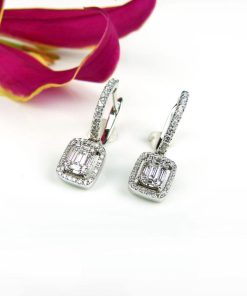 Sophie | Wit gouden oorringen oorbellen gezet met diamant en diamant bagetten | Nu te koop bij 14Karaats.nl | 10001087-Earrings/Body-piercing Jewellery