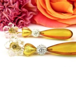 Sophie | oorringen in geel goud gezet met bergkristal bloem